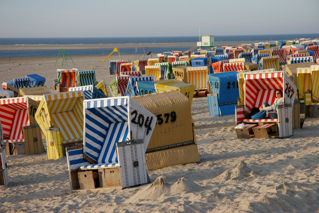 Strandkörbe in der Abendsonne